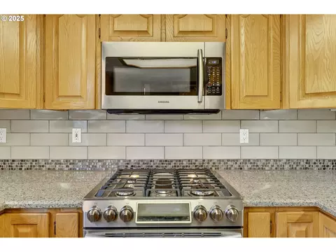 Kitchen - 535 NE 24th St, Gresham, OR 97030 photo 4 of 5