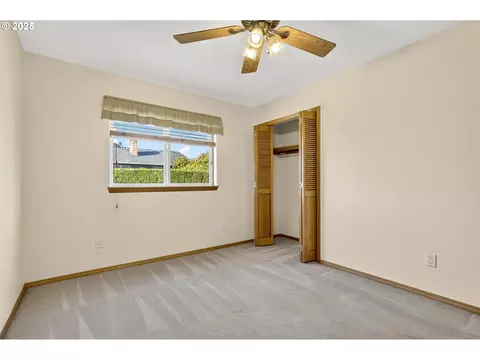 Bedroom - 535 NE 24th St, Gresham, OR 97030 photo 3 of 10