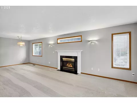 Living - 535 NE 24th St, Gresham, OR 97030 photo 4 of 7