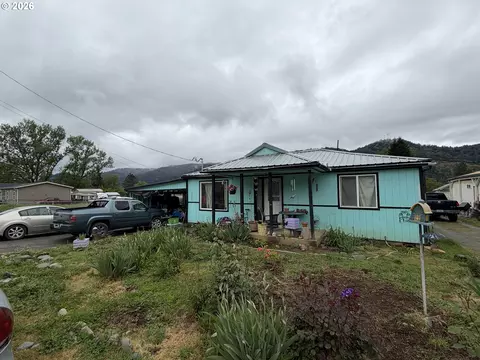 1021 Hill St, Myrtle Creek, OR 97457