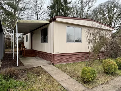 500 N Gilwood St #6, Carlton, OR 97111