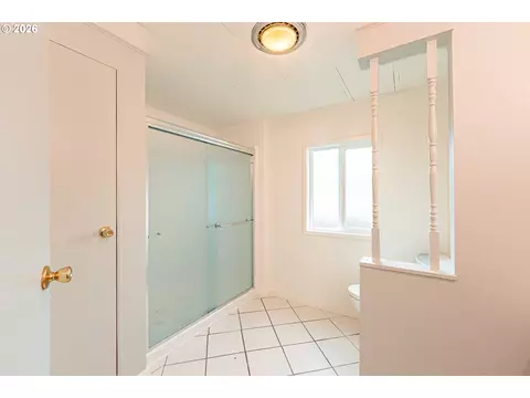 Bath - 3086 Stapp Dr, Eugene, OR 97408 photo 3 of 4