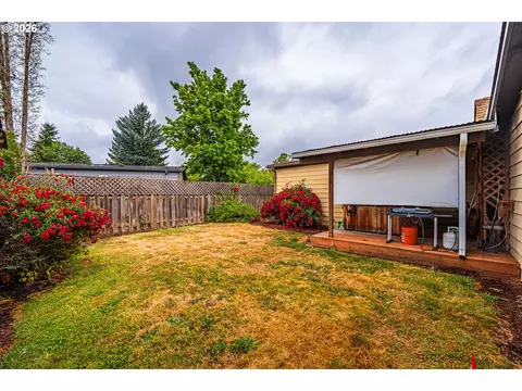 Exterior - 3086 Stapp Dr, Eugene, OR 97408 photo 3 of 7