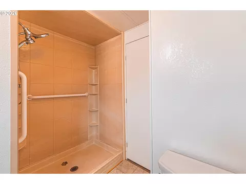 Bath - 3086 Stapp Dr, Eugene, OR 97408 photo 2 of 4