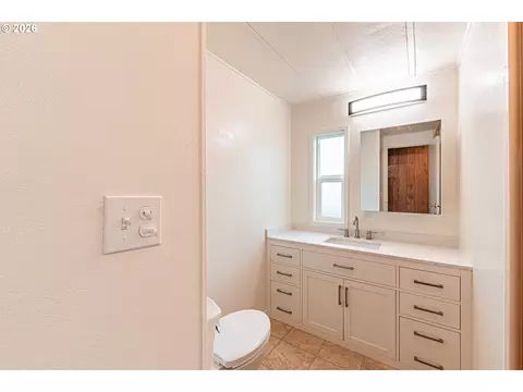 Bath - 3086 Stapp Dr, Eugene, OR 97408 photo 1 of 4
