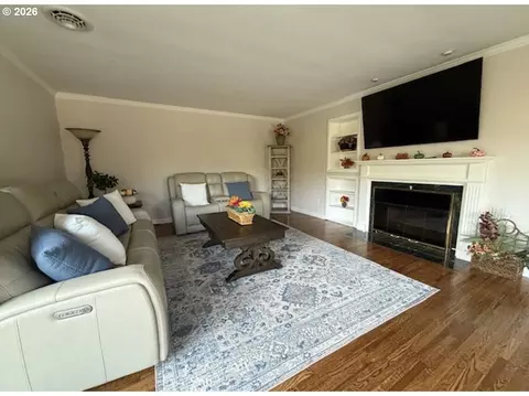 Living - 2994 Dapple Way, Eugene, OR 97401 photo 2 of 3