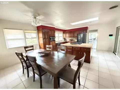 Dining - 2994 Dapple Way, Eugene, OR 97401 photo 1 of 1
