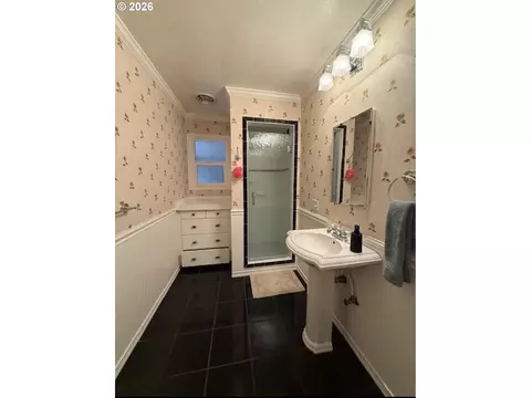 Bath - 2994 Dapple Way, Eugene, OR 97401 photo 3 of 3