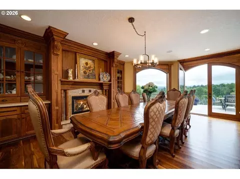 Dining - 600 SE Arrow Creek Ln, Gresham, OR 97080 photo 2 of 3
