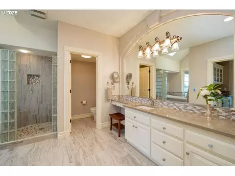 Bath - 600 SE Arrow Creek Ln, Gresham, OR 97080 photo 2 of 4