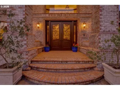 Entry Way - 600 SE Arrow Creek Ln, Gresham, OR 97080 photo 1 of 2