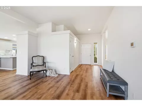 Entry Way - 4055 Royal Ave #14, Eugene, OR 97402 photo 2 of 2