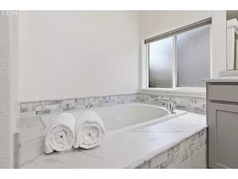 Bath - 4055 Royal Ave #14, Eugene, OR 97402 photo 3 of 6