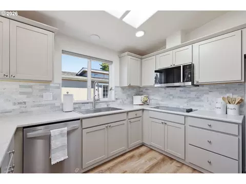 Kitchen - 4055 Royal Ave #14, Eugene, OR 97402 photo 4 of 5