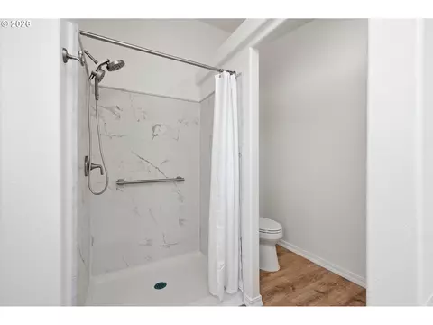 Bath - 4055 Royal Ave #14, Eugene, OR 97402 photo 6 of 6