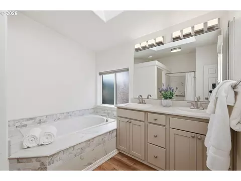Bath - 4055 Royal Ave #14, Eugene, OR 97402 photo 2 of 6