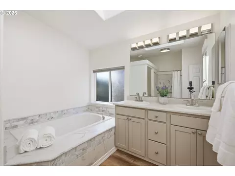 Bath - 4055 Royal Ave #14, Eugene, OR 97402 photo 5 of 6