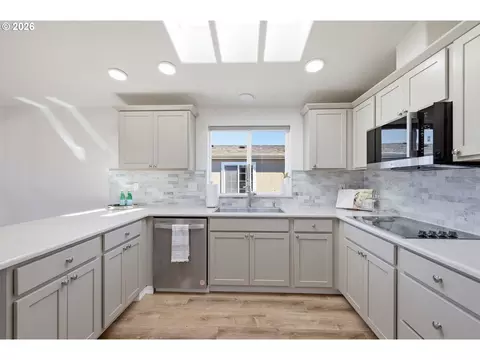 Kitchen - 4055 Royal Ave #14, Eugene, OR 97402 photo 3 of 5