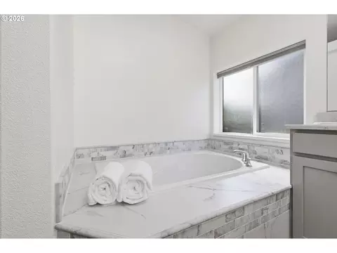 Bath - 4055 Royal Ave #14, Eugene, OR 97402 photo 4 of 6