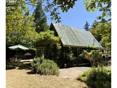 183 Ecklund St, Canyonville, OR 97417