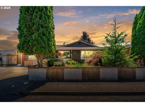 2123 Carver St, Cottage Grove, OR 97424