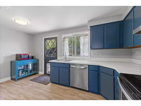 Kitchen - 2951 NW Kent St, Camas, WA 98607 photo 3 of 3