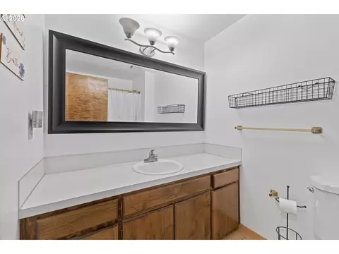 Bath - 2951 NW Kent St, Camas, WA 98607 photo 1 of 2