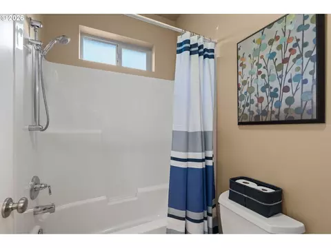 Bath - 1603 Chasa St, Eugene, OR 97401 photo 3 of 3