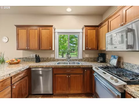 Kitchen - 1603 Chasa St, Eugene, OR 97401 photo 2 of 3