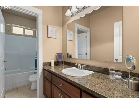 Bath - 1603 Chasa St, Eugene, OR 97401 photo 2 of 3