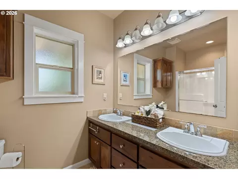 Bath - 1603 Chasa St, Eugene, OR 97401 photo 1 of 3