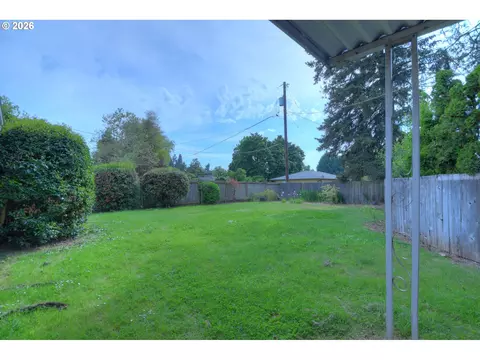 Exterior - 1798 Gilham Rd, Eugene, OR 97401 photo 4 of 10