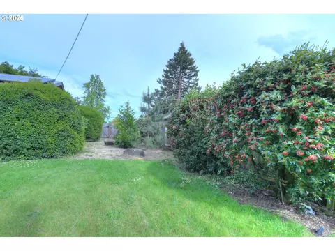 Exterior - 1798 Gilham Rd, Eugene, OR 97401 photo 7 of 10