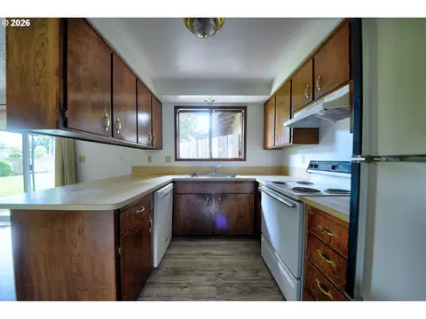 Kitchen - 1798 Gilham Rd, Eugene, OR 97401 photo 2 of 2