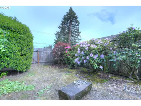 Exterior - 1798 Gilham Rd, Eugene, OR 97401 photo 6 of 10