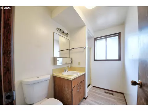 Bath - 1798 Gilham Rd, Eugene, OR 97401 photo 1 of 3