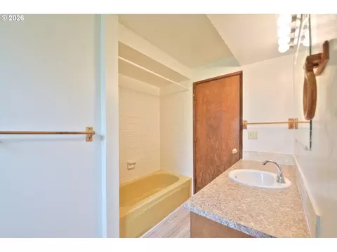 Bath - 1798 Gilham Rd, Eugene, OR 97401 photo 3 of 3