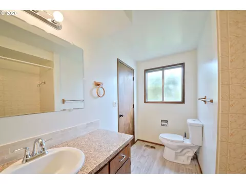 Bath - 1798 Gilham Rd, Eugene, OR 97401 photo 2 of 3