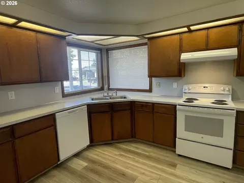 Kitchen - 1217 R St, Springfield, OR 97477 photo 3 of 4