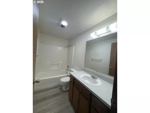 Bath - 1217 R St, Springfield, OR 97477 photo 1 of 1