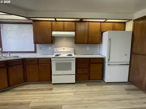 Kitchen - 1217 R St, Springfield, OR 97477 photo 4 of 4