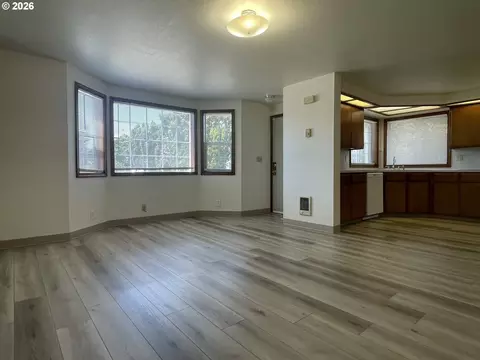 Living - 1217 R St, Springfield, OR 97477 photo 1 of 2