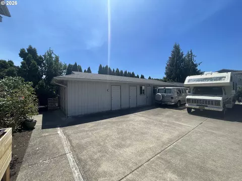 Exterior - 1217 R St, Springfield, OR 97477 photo 5 of 6