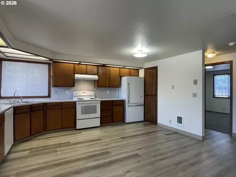 Kitchen - 1217 R St, Springfield, OR 97477 photo 2 of 4
