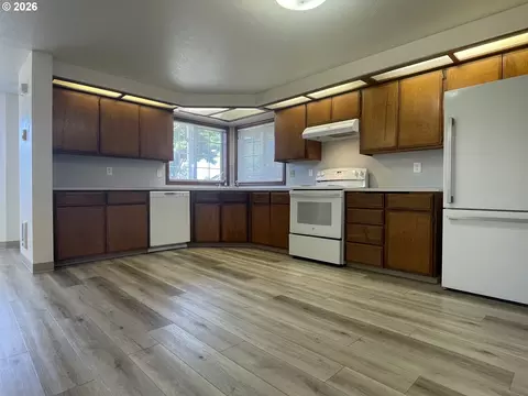 Kitchen - 1217 R St, Springfield, OR 97477 photo 1 of 4