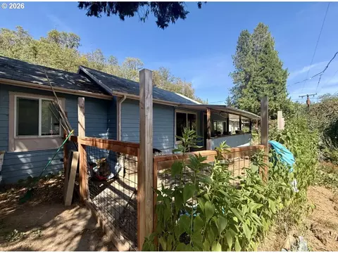 472 SW 4th St, Canyonville, OR 97417