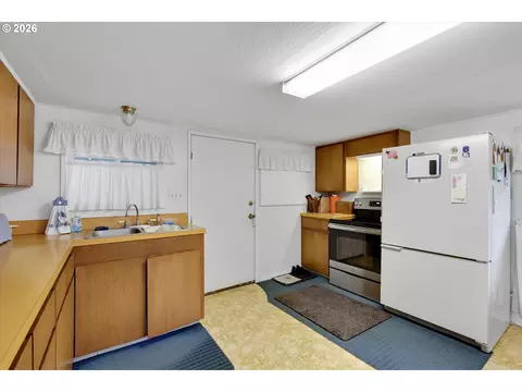 Kitchen - 30185 SE Wheeler Rd, Boring, OR 97009 photo 2 of 2