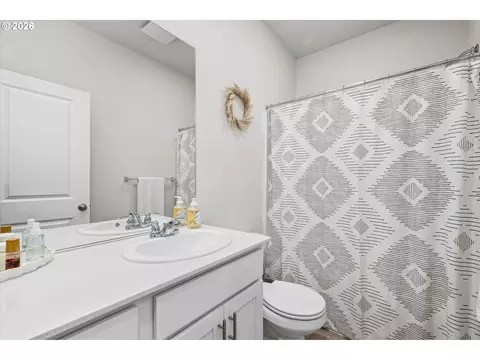 Bath - 2769 V St, Springfield, OR 97477 photo 2 of 2