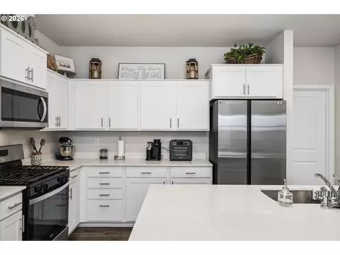 Kitchen - 2769 V St, Springfield, OR 97477 photo 4 of 5