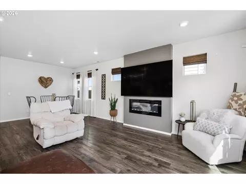 Living - 2769 V St, Springfield, OR 97477 photo 2 of 2